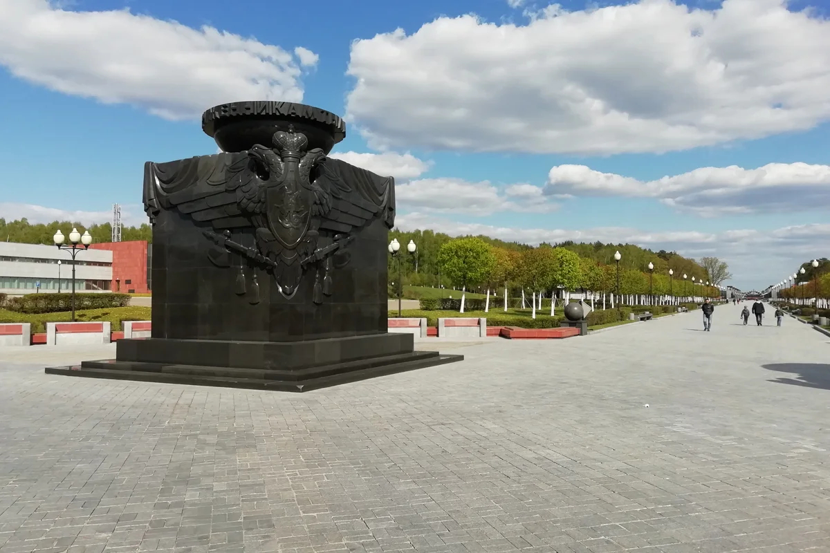 Один из четырех гранитных кубов, символизирующих содружество вооруженных сил и тыла. Фото: «Новая Газета Европа»