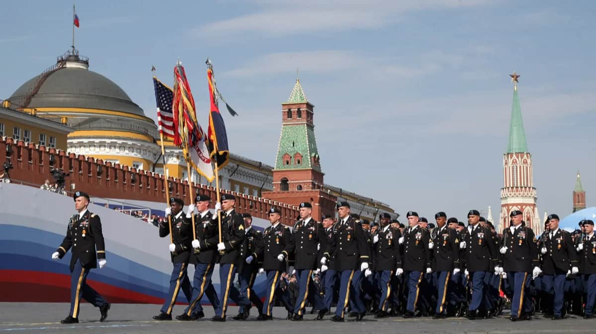 Американские военнослужащие маршируют по Красной площади во время парада в честь Дня Победы в Москве, Россия 9 мая 2010 года. Фото: Сергей Чириков / EPA