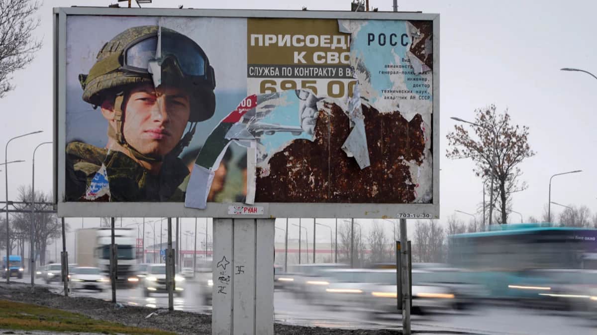 Поврежденный плакат с рекламой воинской службы по контракту, Санкт-Петербург, 24 февраля 2024 года. Фото: Дмитрий Ловецкий / AP Photo / Scanpix / LETA