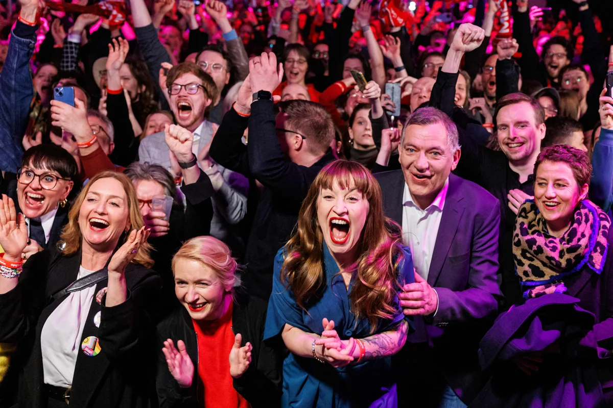 Главные кандидаты партии Die Linke («Левые») Хайди Райхиннек (третья справа), Ян ван Акен (второй справа) и сопредседательница партии Инес Швердтнер (четвёртая справа) реагируют на первые результаты экзитполов, 23 февраля 2025 года. Фото: Jens Schlueter / AFP / Scanpix / LETA