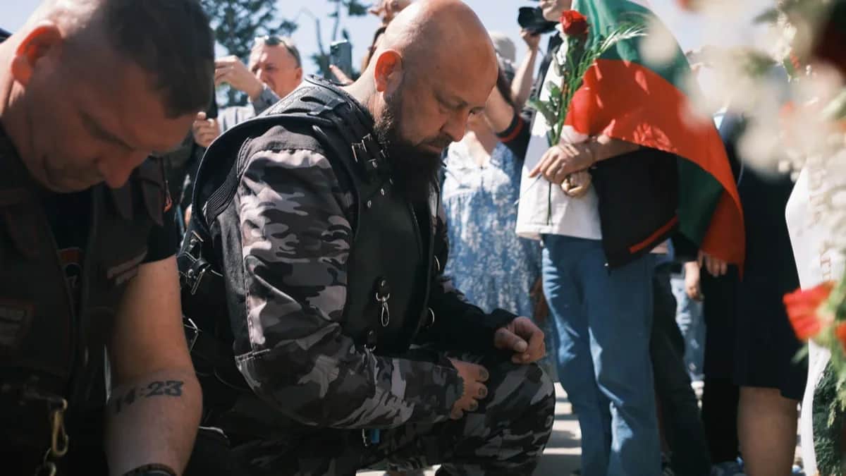 Bikers kneel at the memorial while laying flowers. Photo: Daniil Mashtakov