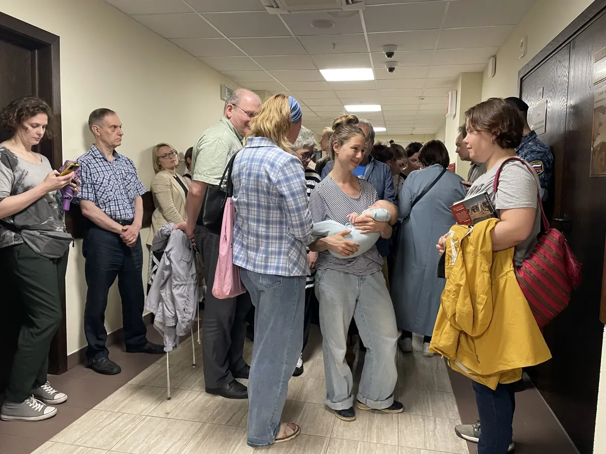 Люди, пришедшие поддержать Сергея Зуева в суде. В центре дочь Зуева Дарья с сыном Павлом