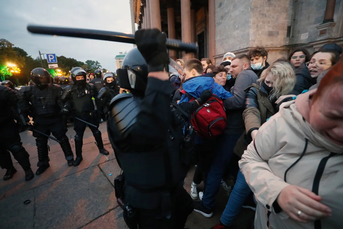 Полицейские задерживают участников акции протеста против мобилизации, Санкт-Петербург, 21 сентября 2022 года. Фото: Анатолий Мальцев / EPA