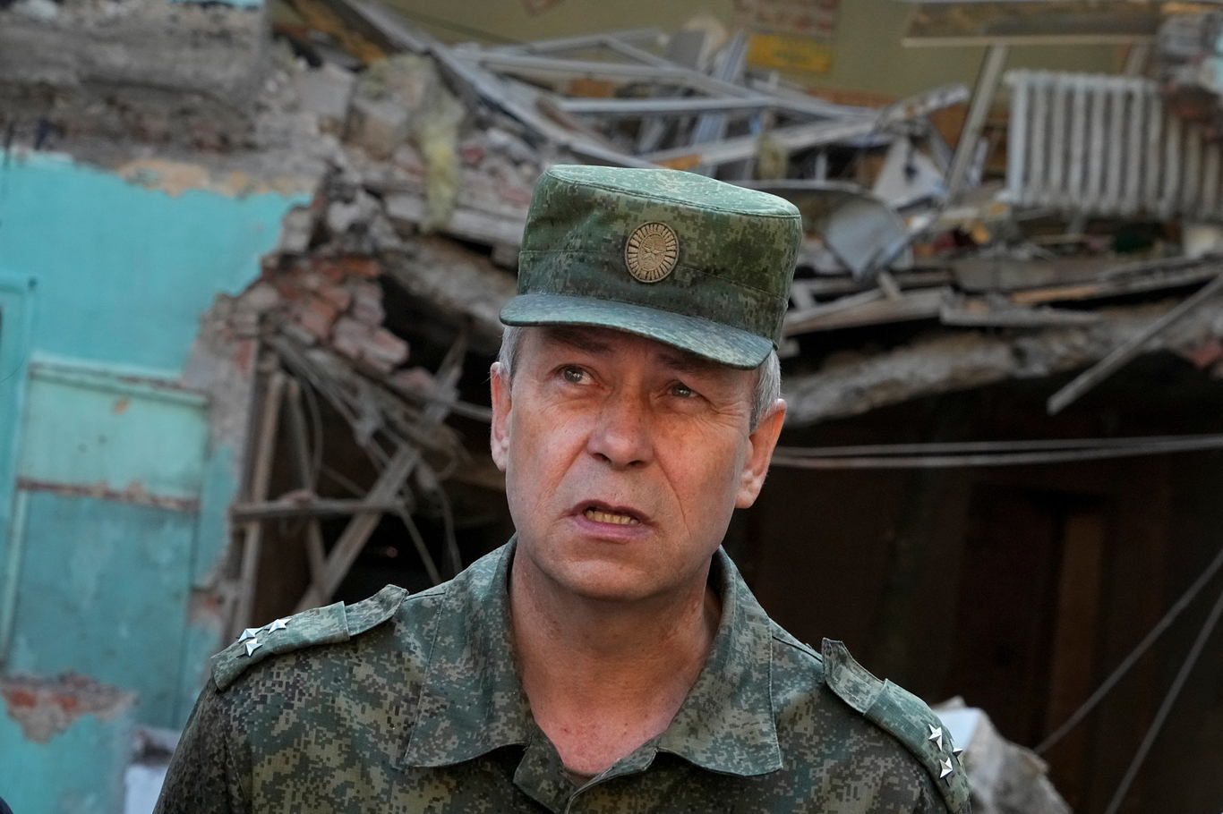 Эдуард Басурин выступает перед журналистами на фоне поврежденного обстрелом здания школы. Донецк, Украина. 13 июня 2022 года. Фото: AP Photo / Scanpix / LETA