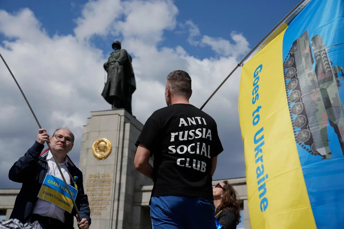 Протестующие с украинскими флагами у Советского военного мемориала в парке Тиргартен, Берлин, 8 мая 2025 года. Фото: Ebrahim Noroozi / AP Photo / Scanpix / LETA