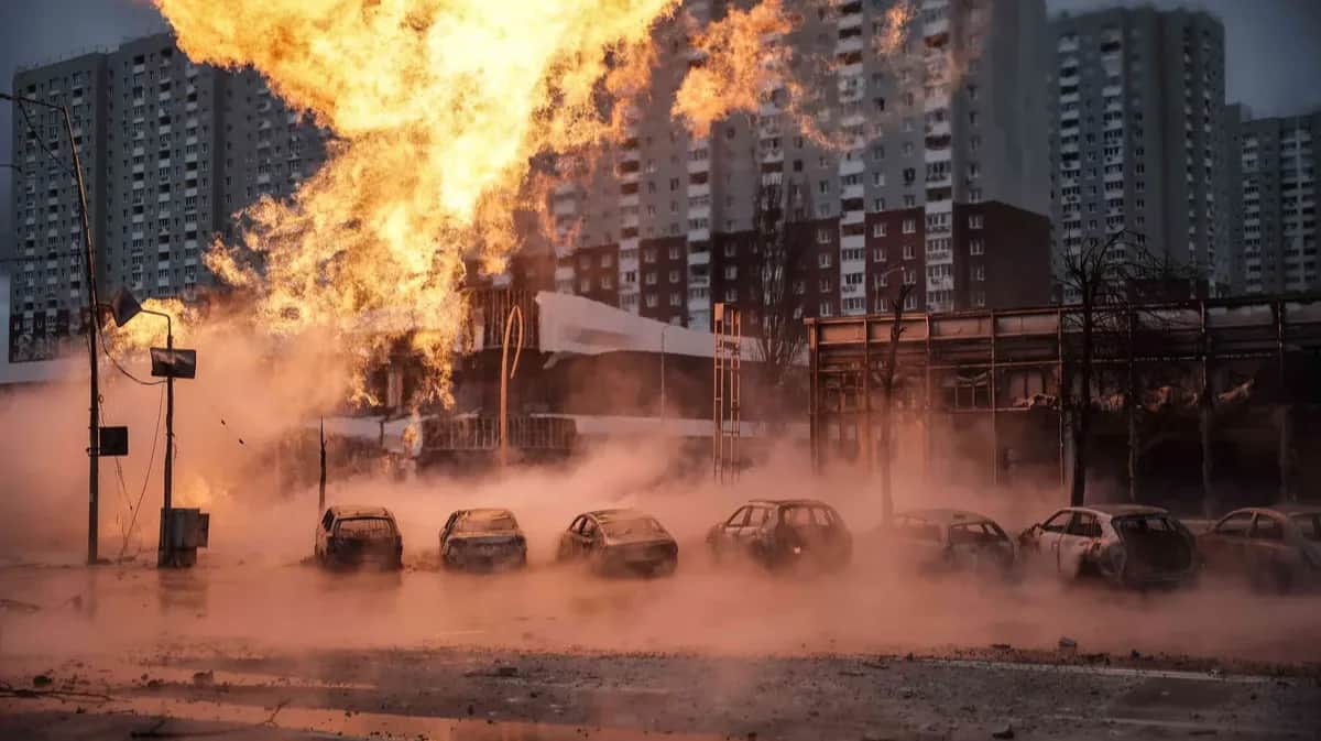 Fire in the aftermath of the Russian missile strike on Kyiv, 2 January. Photo: EPA-EFE / OLEG PETRASIUK