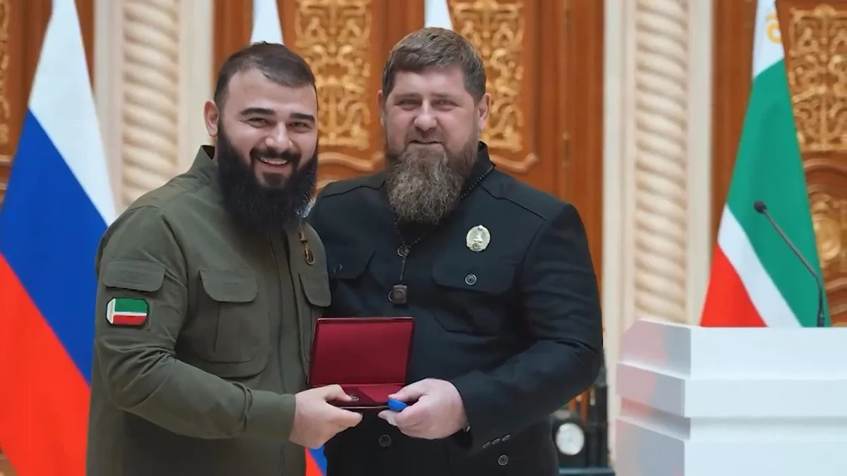 Рамзан Кадыров награждает Хамзата Кадырова орденом за заслуги перед отечеством, 9 ноября 2023 года. Фото: <a data-sk="tooltip_parent" data-stringify-link="https://vk.com/wall279938622_2156409" href="https://vk.com/wall279938622_2156409" rel="noopener noreferrer" target="_blank">Рамзан Кадыров</a> / VK