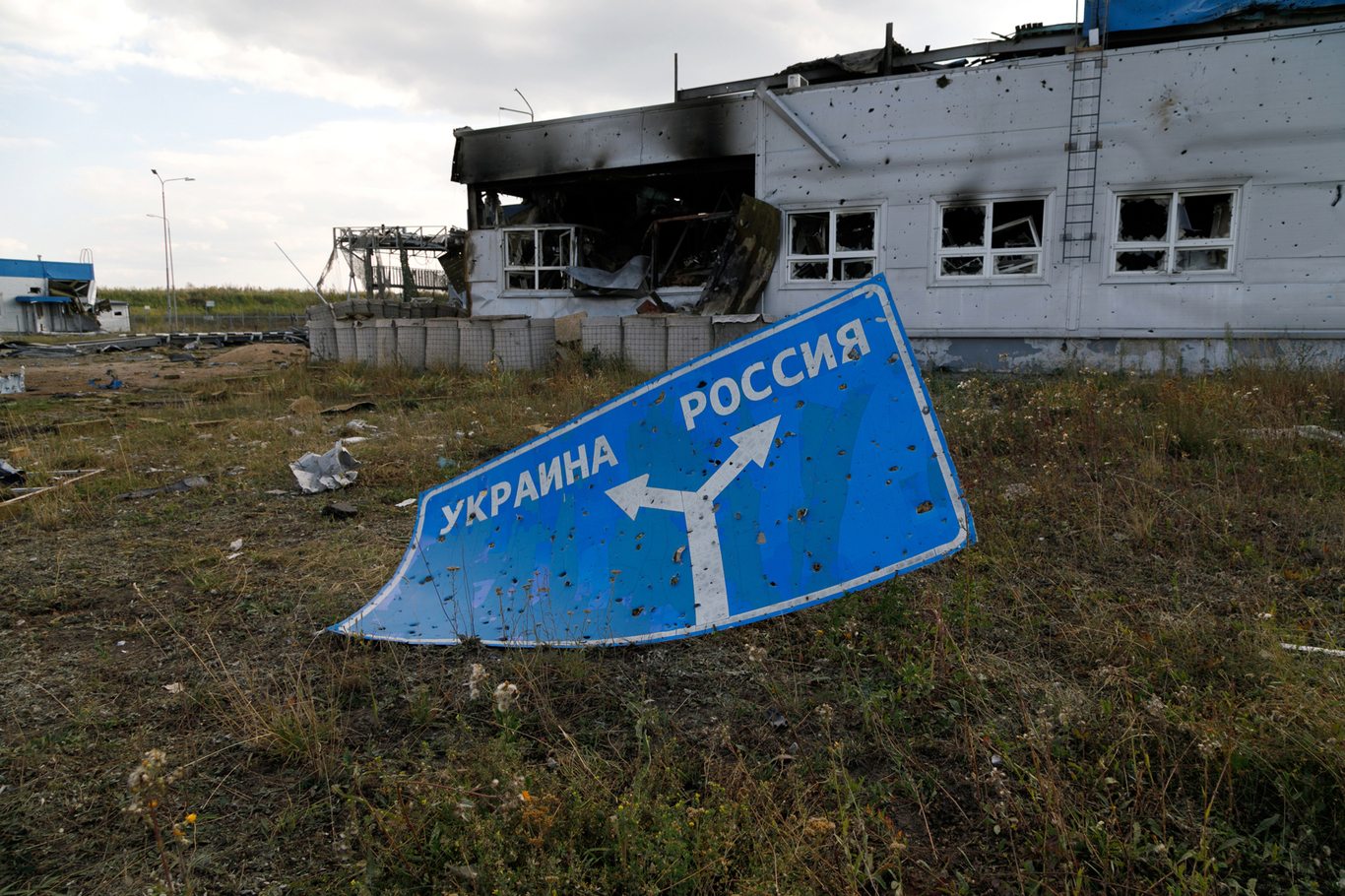 Поврежденный дорожный знак возле разрушенного пункта пропуска «Суджа» на российско-украинской границе. Курская область. 16 августа 2024 года. Фото: Kirill Chubotin / Ukrinform / ddp / Vida Press