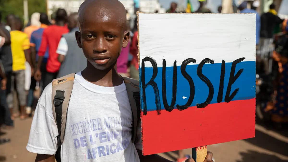A Malian boy holds a sign showing his support for Russia at a protest in Bamako, Mali, 22 September 2020. Photo: EPA-EFE / H.DIAKITE