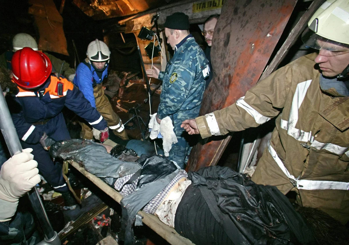 Спасатели выносят тело погибшего из вагона метро, разрушенного взрывом, Москва, 6 февраля 2004 года. Фото: EPA