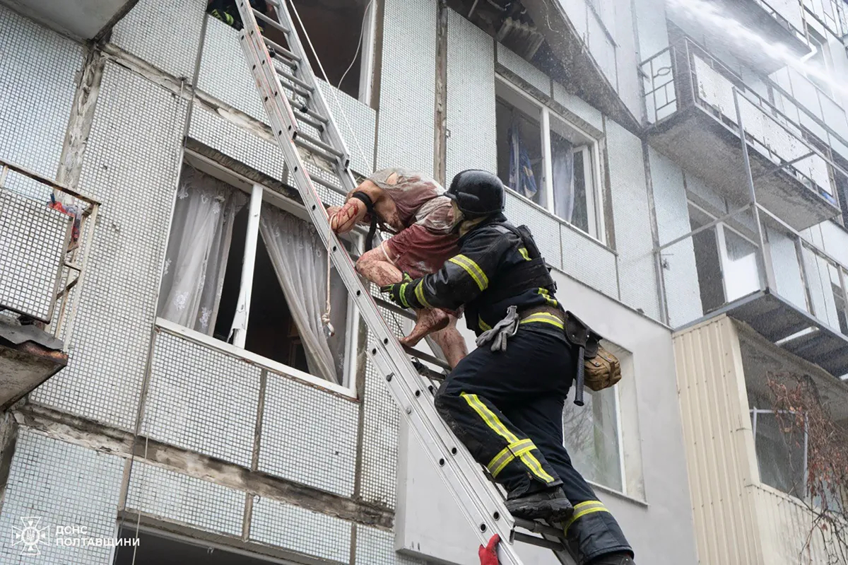 A resident is rescued by an emergency worker from a building in Poltava, Ukraine, 1 February 2025. Photo: EPA-EFE / State Emergency Service of Ukraine