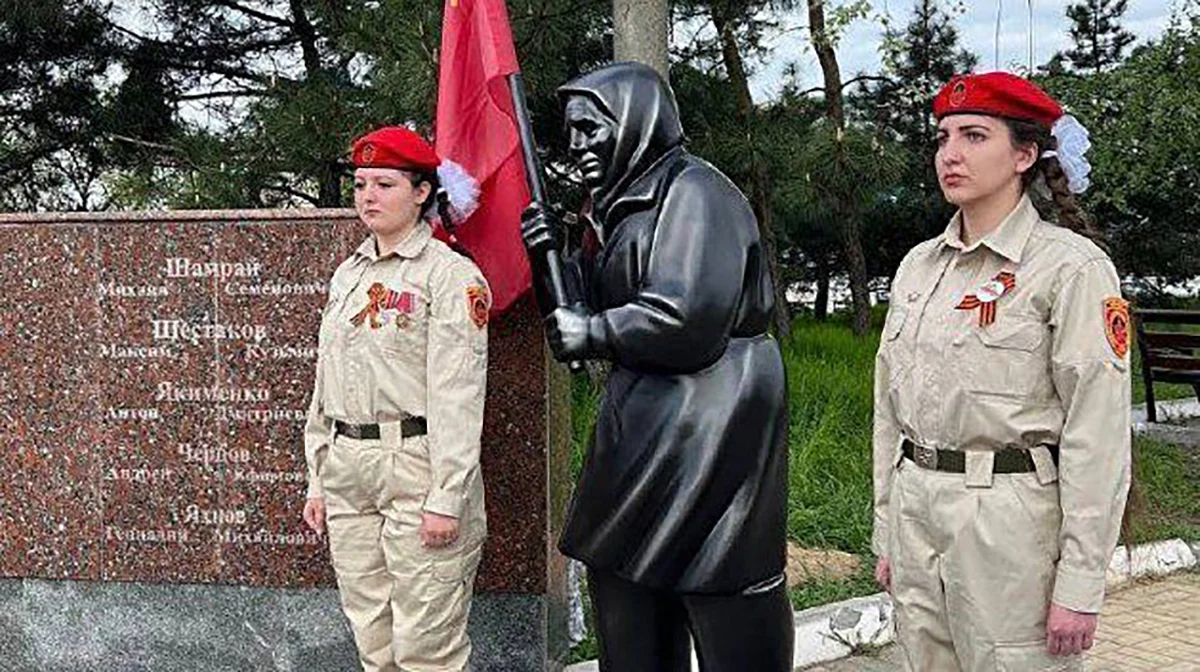 Памятник «бабушка с советским флагом», Мариуполь, Украина. Фото: <a href="http://ukraina.ru/" rel="noopener noreferrer" title="http://ukraina.ru/">ukraina.ru</a>