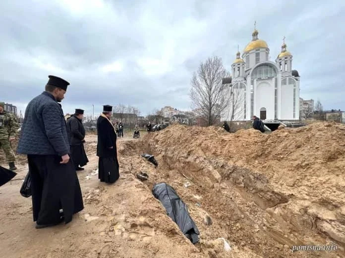 Братская могила возле храма Андрея Первозванного в Буче.<br>Фото: Анатолий Федорук / Facebook