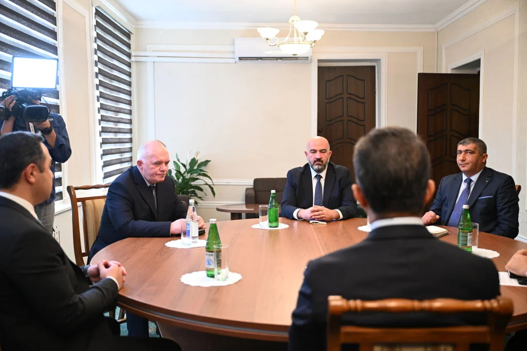 Представители Баку и Степанакерта во время переговоров в Евлахе, 21 сентября 2023 года. Фото: EPA-EFE / RUSSIAN DEFENCE MINISTRY PRESS SERVICE HANDOUT