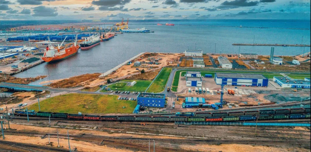 Морской торговый порт «Усть-Луга», на Лужской губе Финского залива. Фото: <a href="https://novotrans.com/%D0%BC%D0%BE%D1%80%D1%81%D0%BA%D0%B8%D0%B5-%D0%BF%D0%BE%D1%80%D1%82%D1%8B/ust-luga-comp/" rel="noopener noreferrer" title="https://novotrans.com/%D0%BC%D0%BE%D1%80%D1%81%D0%BA%D0%B8%D0%B5-%D0%BF%D0%BE%D1%80%D1%82%D1%8B/ust-luga-comp/">Новотранс</a>
