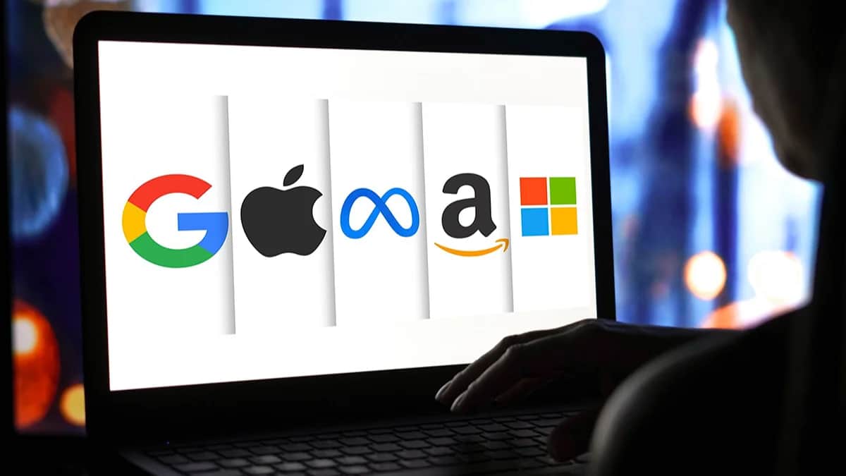 Логотипы Google, Apple, Meta, Amazon и Microsoft на экране ноутбука. Фото: imageBROKER / Vida Press