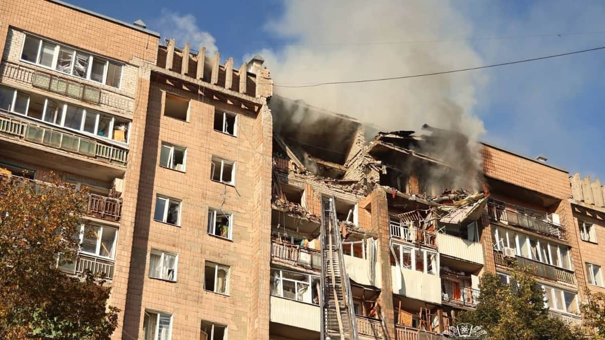 Дроны ударили по двум многоэтажным домам в Харькове, пострадали минимум 15 человек