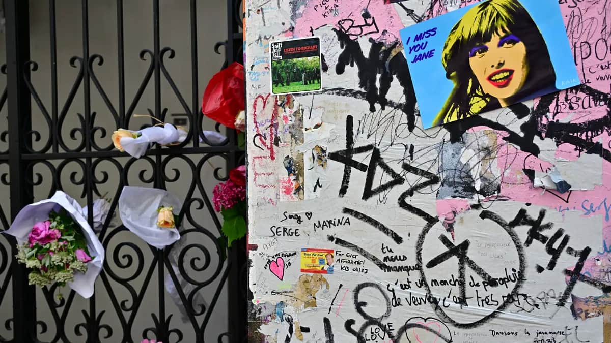 Цветы возле бывшего дома Джейн Биркин и французского певца Сержа Генсбура 17 июля 2023 года в Париже, Франция. Фото: Christian Liewig — Corbis/Getty Images