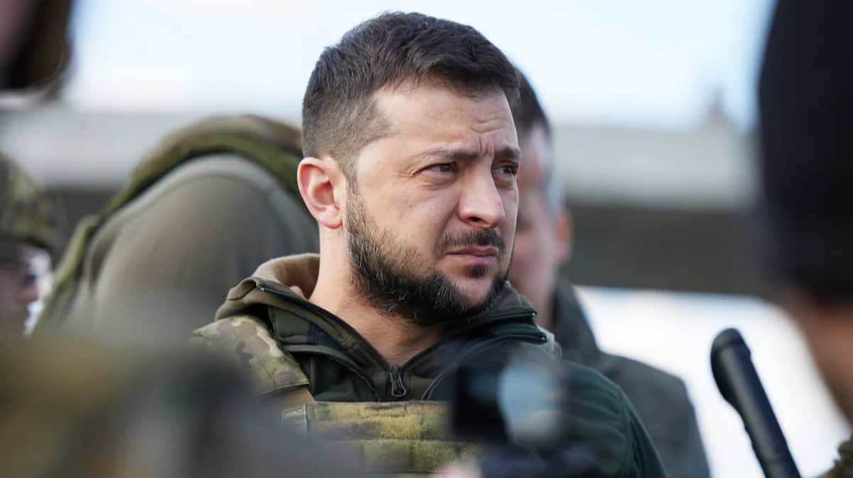 Владимир Зеленский в Буче. Фото: Офис президента Украины /&nbsp;<a target="_blank" data-stringify-link="http://president.gov.ua" data-sk="tooltip_parent" href="http://president.gov.ua/" rel="noopener noreferrer">president.gov.ua</a>