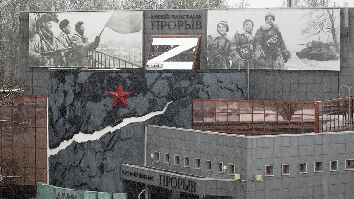 Буква Z на рекламном щите над музеем-панорамой «Прорыв», посвященном прорыву блокады Ленинграда, 6 апреля 2022 года. Фото: Анатолий Мальцев / EPA-EFE