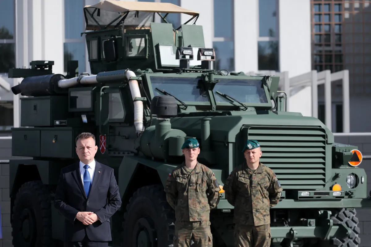 Министр национальной обороны Польши Мариуш Блащак (слева), 3 октября 2023 года. Фото: Павел Супернак / EPA-EFE
