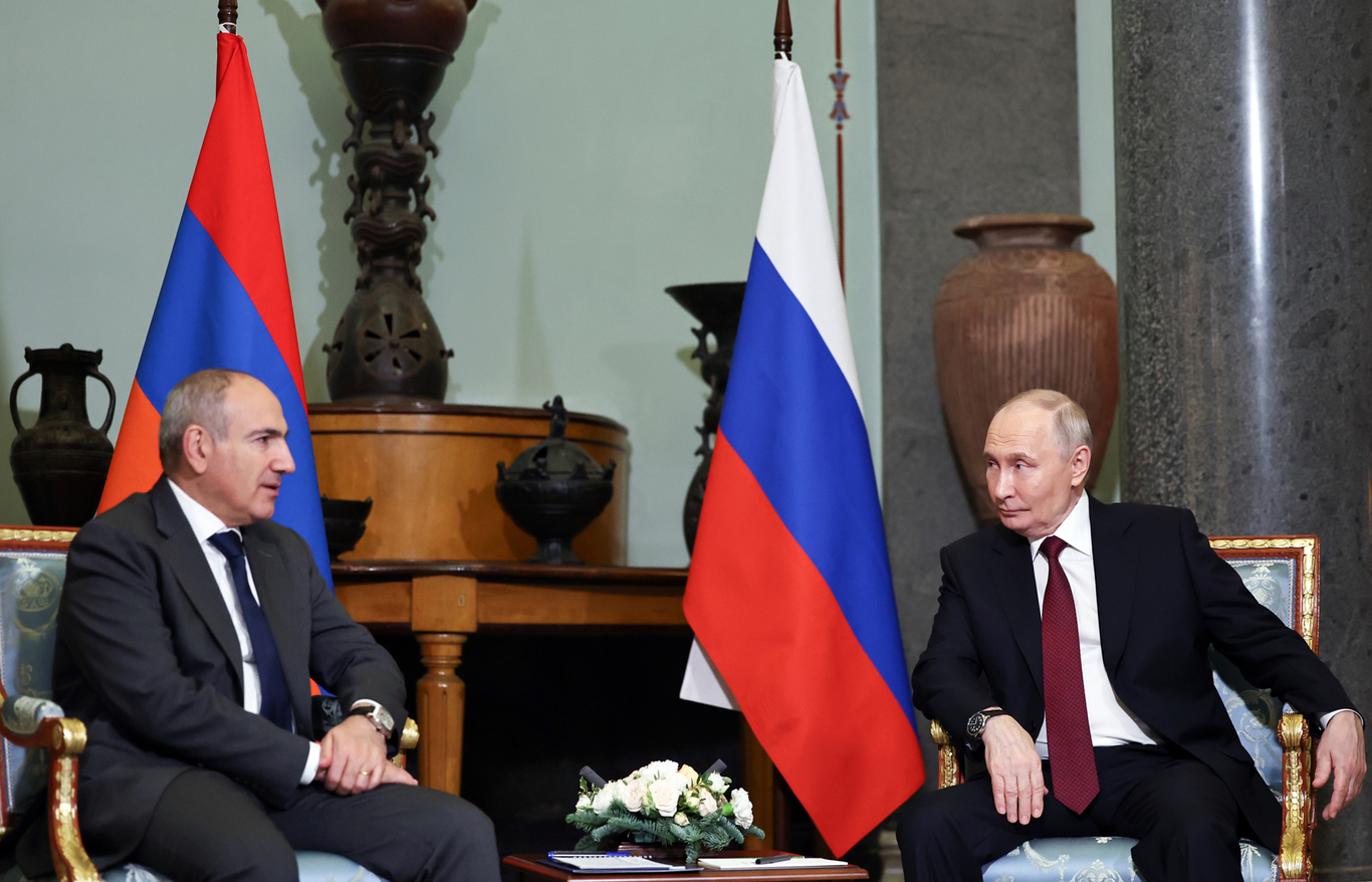 Премьер-министр Армении Никол Пашинян (слева) и Владимир Путин. Санкт-Петербург. 22 декабря 2025 года. Фото: Александр Казаков / Спутник / Kremlin / EPA