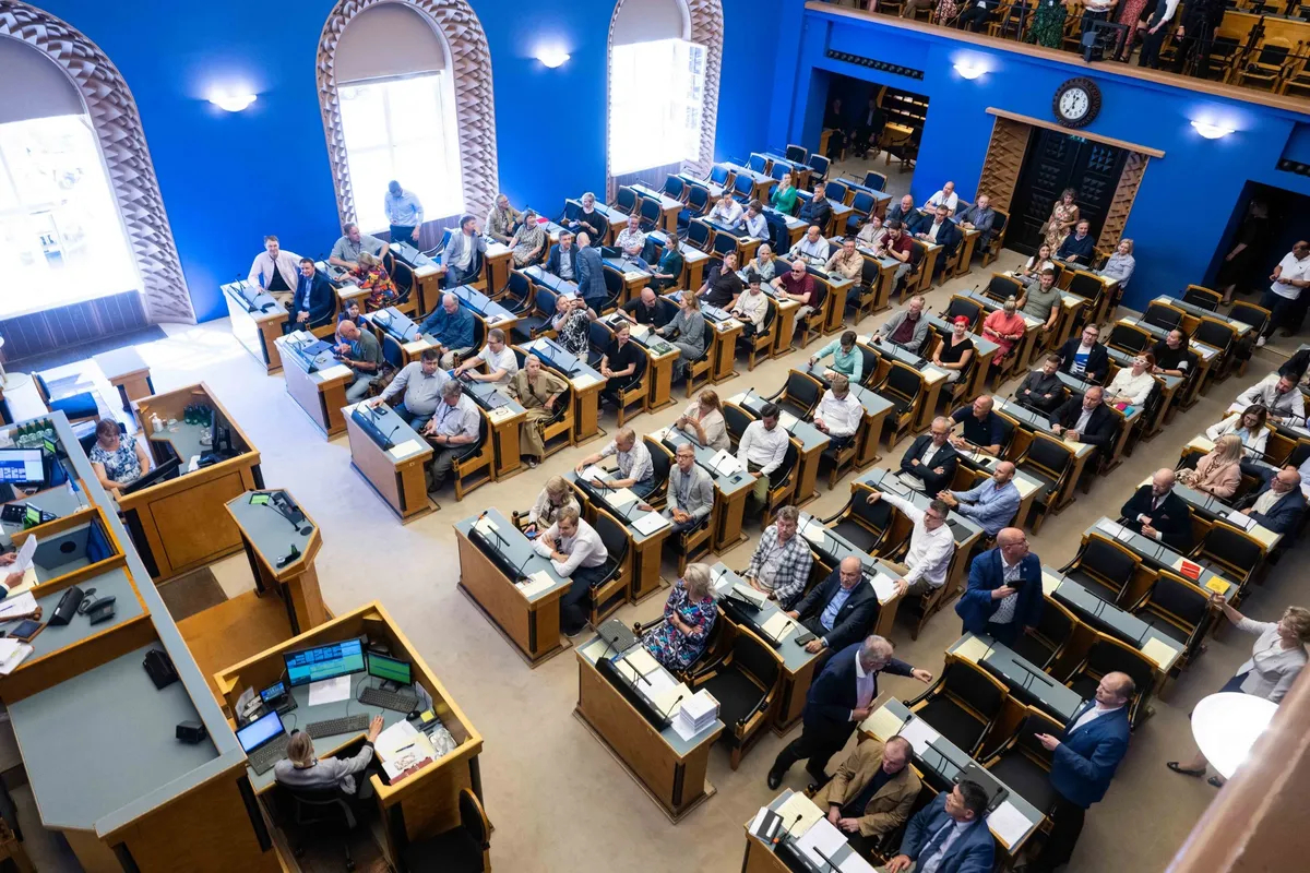 Парламент Эстонии. Фото: <a href="https://www.riigikogu.ee/pressiteated/taiskogu/riigikogu-kiitis-heaks-sooneutraalset-abielu-voimaldava-seaduse/">Рийгикогу</a>