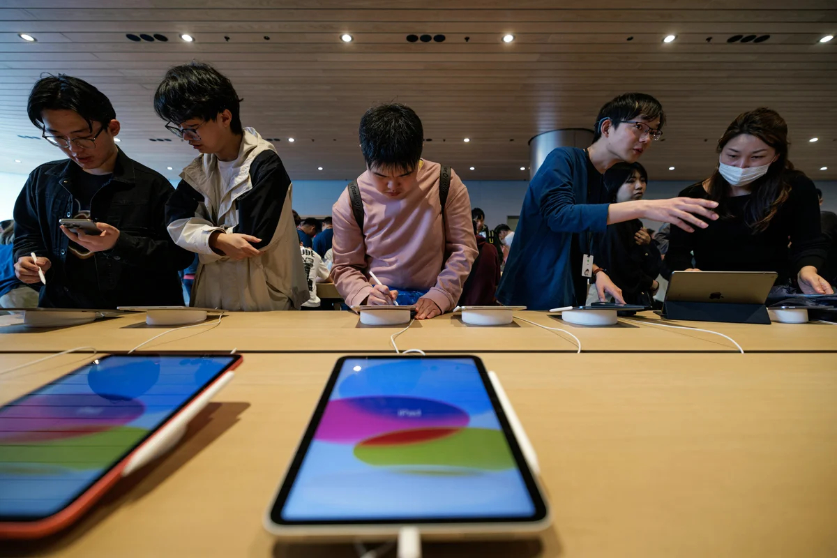 Посетители магазина Apple в Шанхае, Китай, 22 марта 2024 года. Фото: Alex Plavevski / EPA