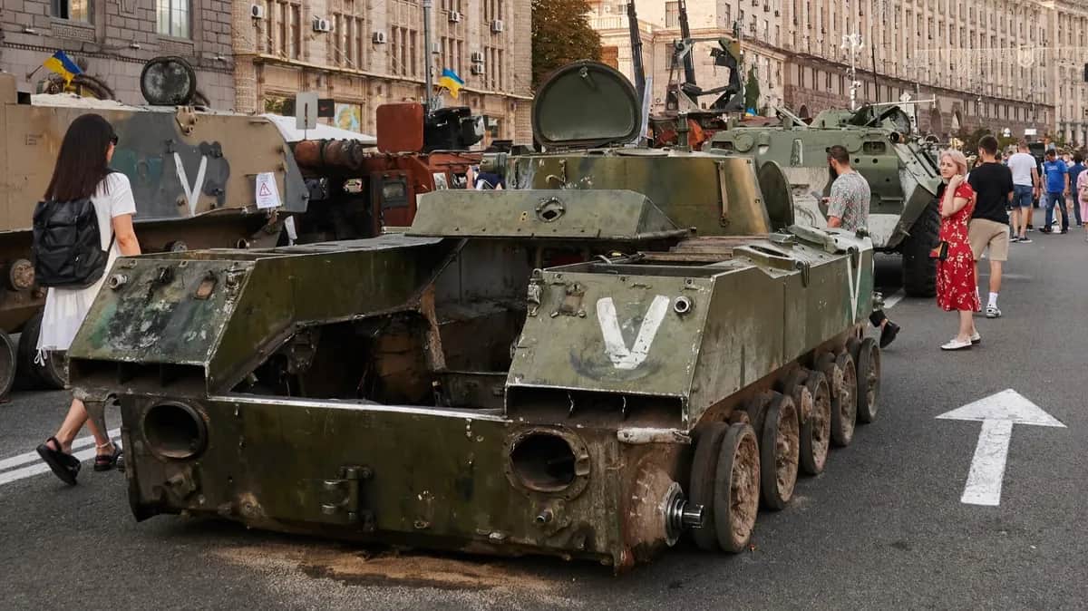 Уничтоженная российская бронемашина, выставленная в Киеве, август 2022 года. Фото: Zinchenko / Global Images Ukraine / Getty Images