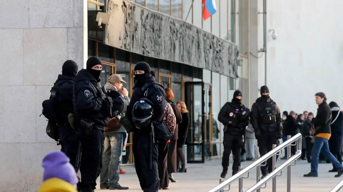 Сотрудники полиции у концертного зала «Октябрьский», Санкт-Петербург, 27 марта 2024 года. Фото: Анатолий Мальцев / EPA-EFE