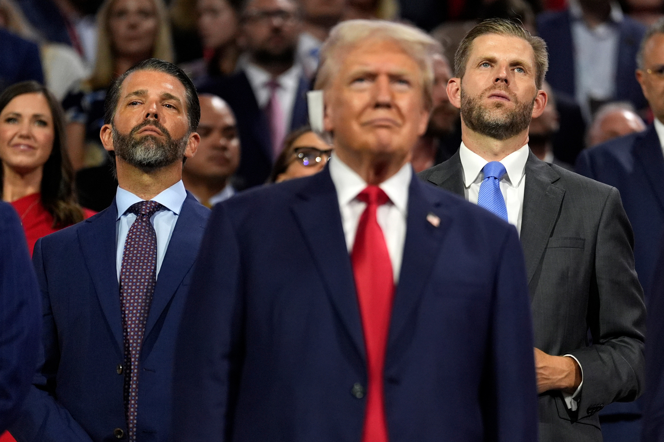 Дональд Трамп-младший и Эрик Трамп стоят за спиной своего отца Дональда Трампа, во время Национального съезда Республиканской партии, США, 15 июля 2024 года. Фото: Carolyn Kaster / AP / Scanpix / LETA