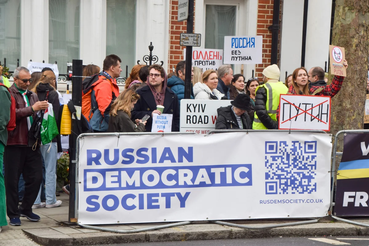 Акция протеста у здания посольства России в Лондоне в день выборов, 17 марта 2024 года. Фото: Vuk Valcic / ZUMA Press Wire / <a data-sk="tooltip_parent" data-stringify-link="http://SplashNews.com" href="http://splashnews.com/" rel="noopener noreferrer" target="_blank">SplashNews.com</a> / Vida Press