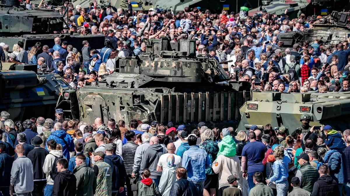 Люди смотрят на боевую машину пехоты M2 Bradley (C) американского производства, захваченную российскими войсками в Украине, на выставке на Поклонной горе в Москве, 1 мая 2024 года. Фото: EPA-EFE/ЮРИЙ КОЧЕТКОВ