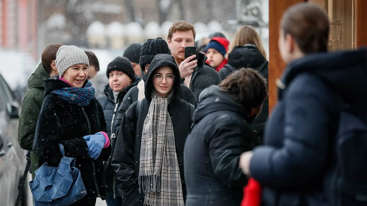 Сбор подписей в Москве, 25 января 2024 года. Фото: Юрий Кочетков / EPA-EFE