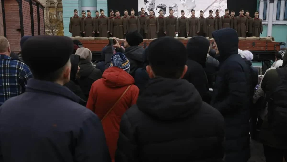 Хор в форме солдат советской эпохи выступает на выставке, посвященной Дню народного единства и параду в честь 81-й годовщины победы в битве под Москвой. Красная площадь, Москва, 5 ноября 2022 г. Фото: EPA-EFE / SERGEI ILNITSKY