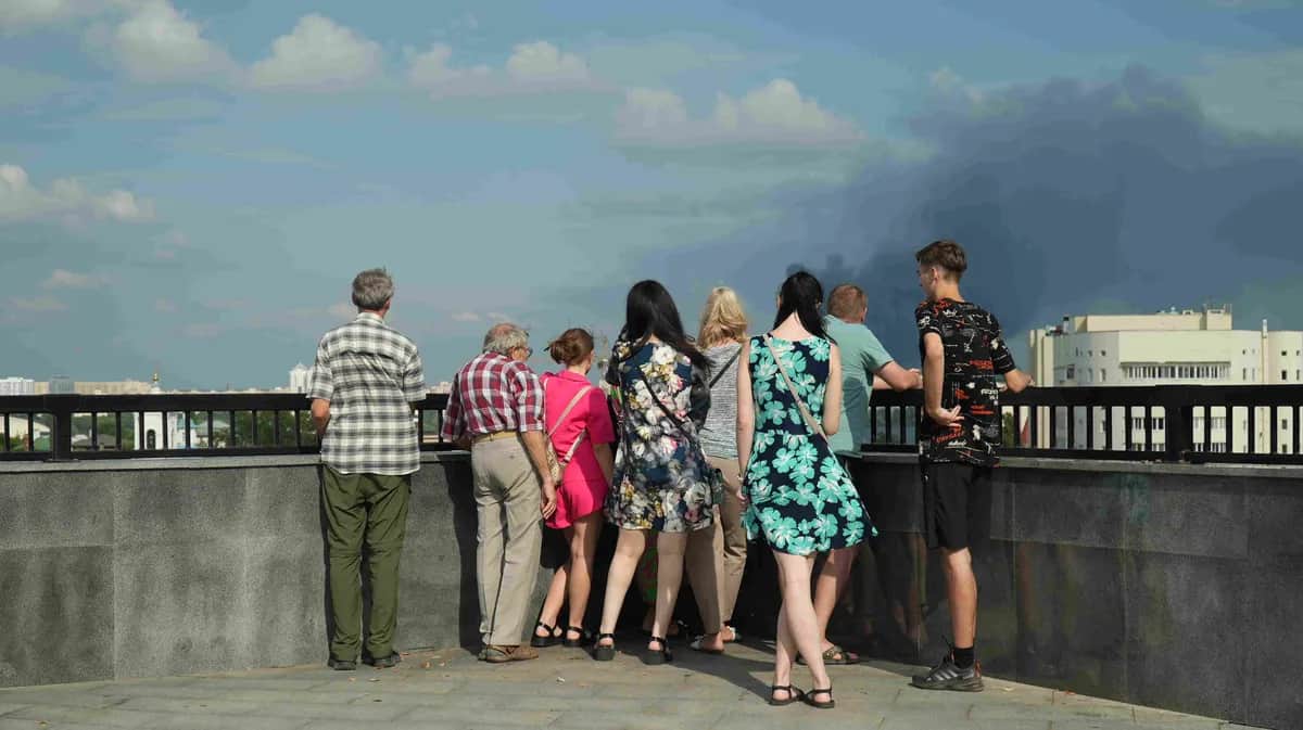 Жители Воронежа смотрят на дым от пожара на нефтебазе, 24 июня 2023 года. Фото: «Новая газета Европа»