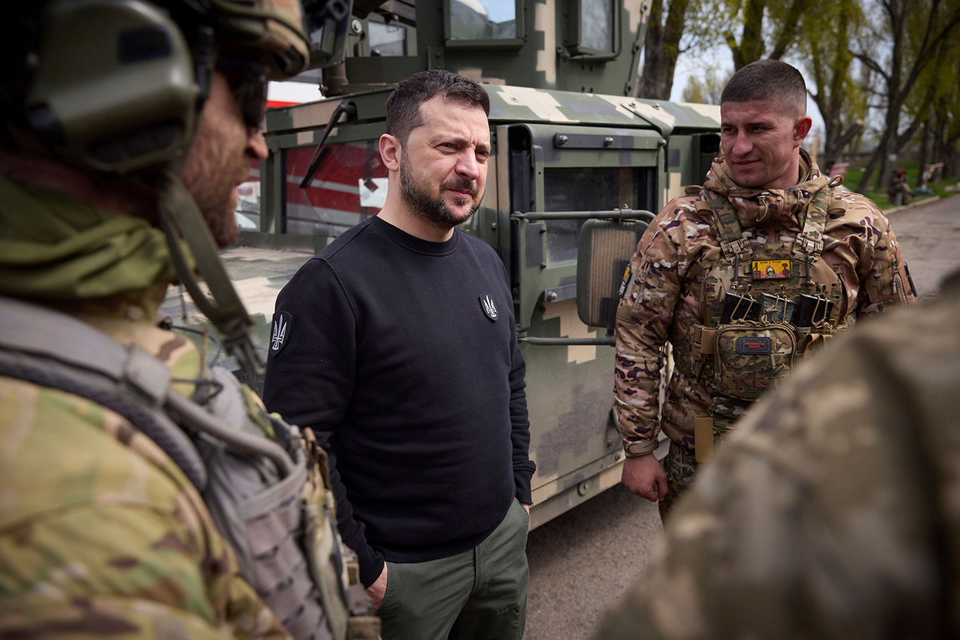 Президент Украины Владимир Зеленский во время посещения линии фронта в Донецкой области, 18 апреля 2023 года, Авдеевка, Украина. Фото: ZUMA Press Wire / Scanpix / LETA