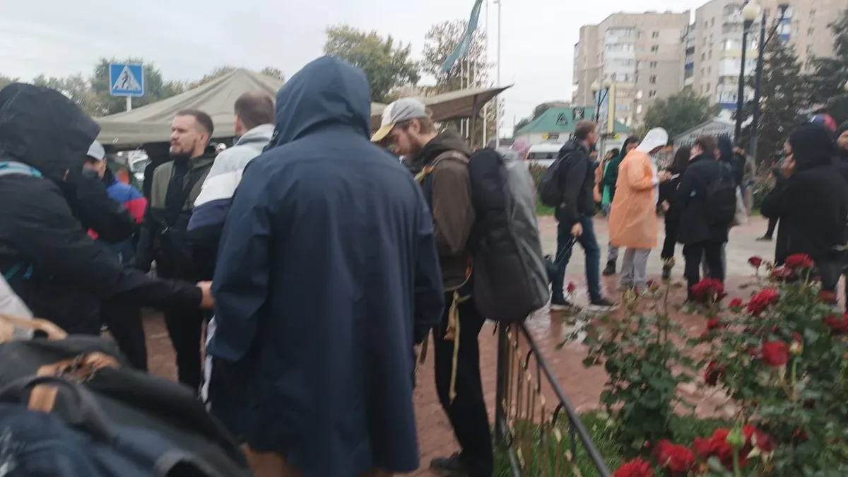 Россияне в Уральске. Фото: Лукпан Ахмедьяров, для «Новой газеты. Европа»