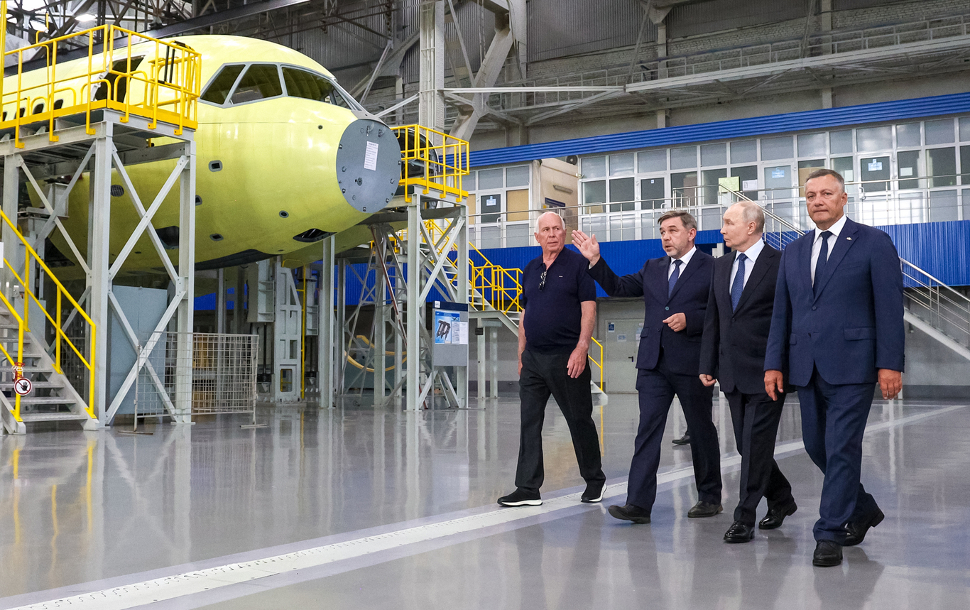 Владимир Путин посещает Иркутский авиационный завод. Иркутск. 24 июля 2026 года. Фото: Вячеслав Прокофьев / Спутник/ Kremlin / EPA