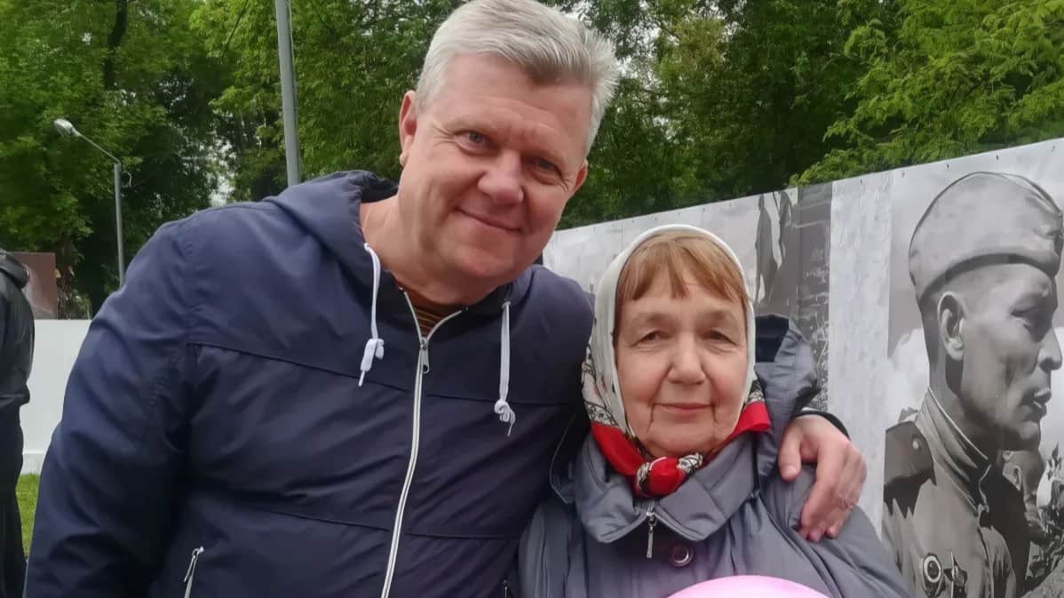 Gennady Artemenko with his mother in Kyiv. Photo from family archive