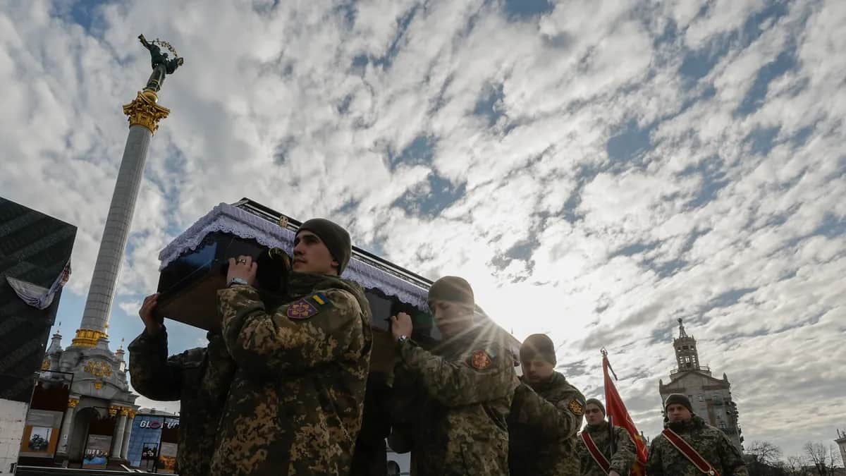 Mourners pay their respects to a fallen soldier on Kyiv’s Independence Square, 30 January 2025. Photo: EPA-EFE/SERGEY DOLZHENKO