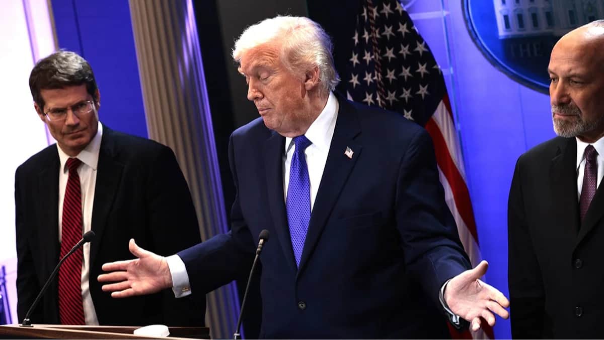 Президент США Дональд Трамп вместе с генеральным прокурором Джоном Сауэром и министром торговли Говардом Латником во время пресс-конференции в Белом доме, Вашингтон, США, 20 февраля 2026 года. Фото: Shawn Thew / EPA