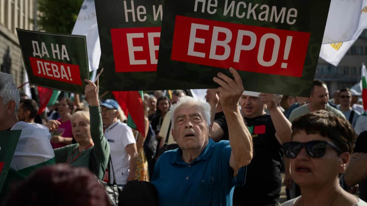 Протестующий держит плакат с надписью по-болгарски «Не искаме евро» («Мы не хотим евро») во время демонстрации против вступления Болгарии в еврозону, София, 4 июня 2025 года. Фото: Nikolay Doychinov / AFP / Scanpix / LETA