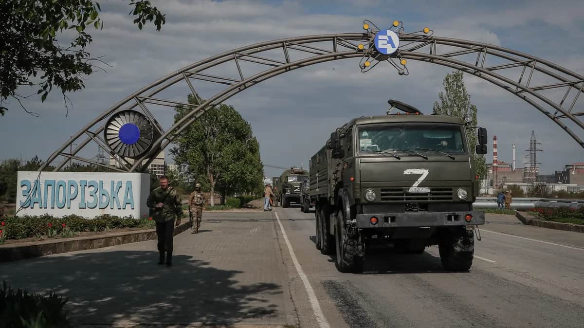 Российская военная техника, движущаяся перед Запорожской атомной электростанцией в Энергодаре. Фото: EPA-EFE/SERGEI ILNITSKY