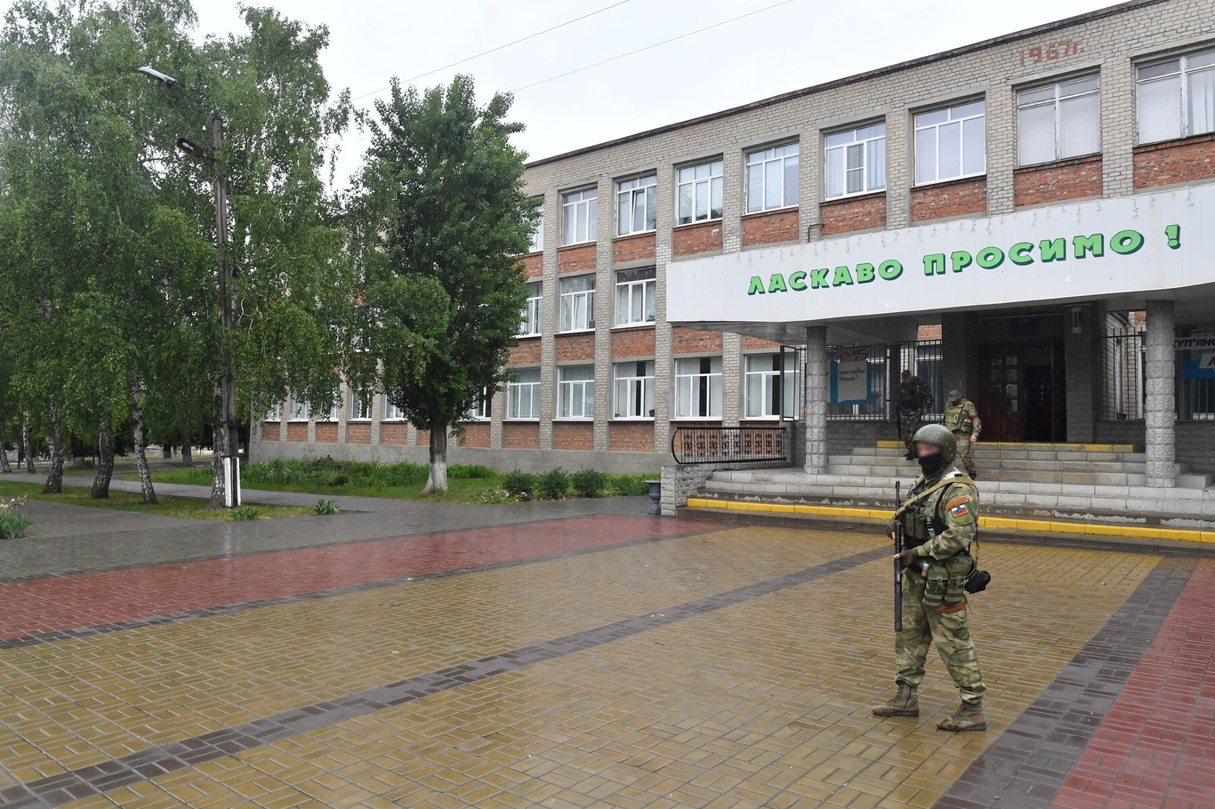 Российские военнослужащие у здания школы. Купянск. 29 мая 2022 года. Фото: РИА Новости / Спутник / Profimedia