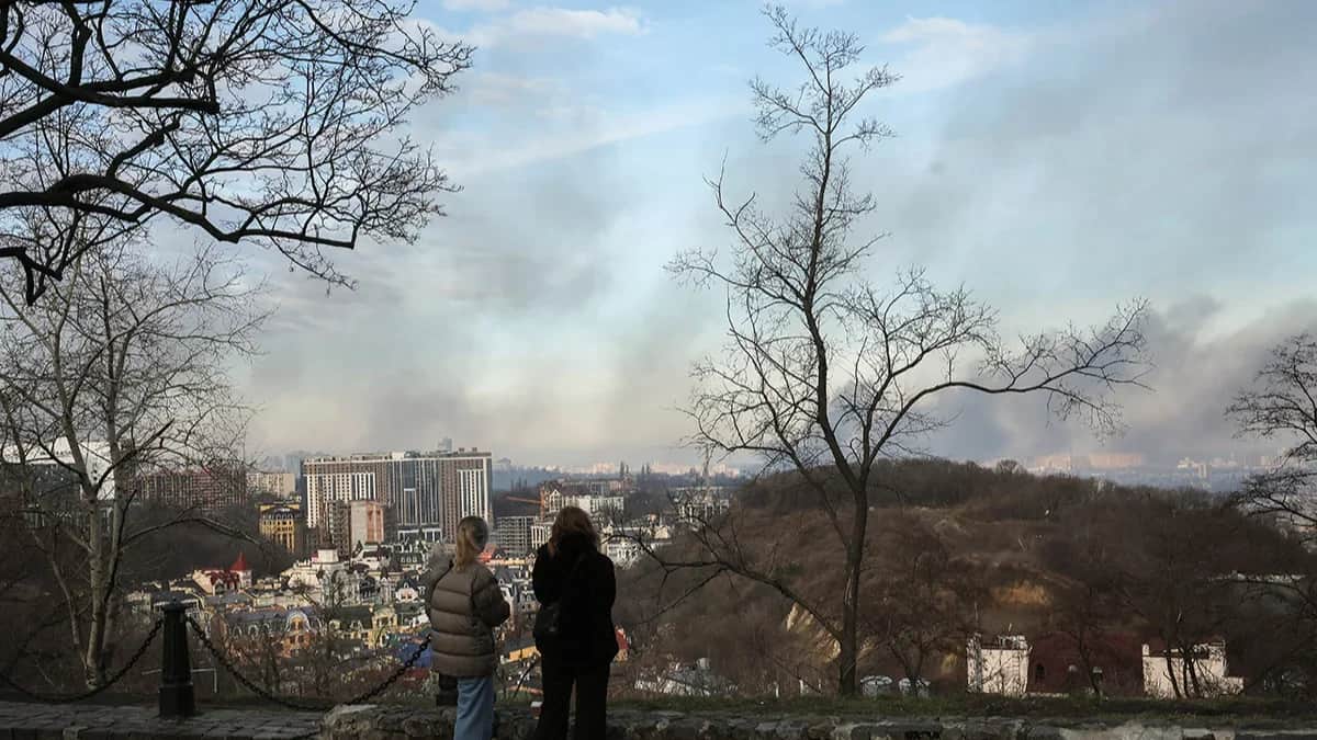 Smoke rising over Kyiv after the shelling, 29 December. Photo: Oleg Petrasiuk / EPA-EFE