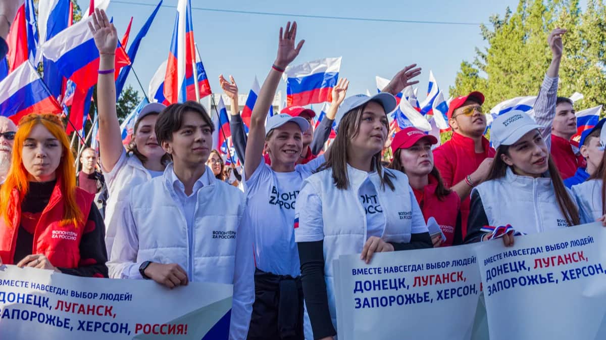 Волонтёры движения «ZаРОССИЮ» после церемонии подписания договоров об оккупации украинских территорий Россией в Луганске, 30 сентября 2022 года. Фото: Stringer / EPA-EFE