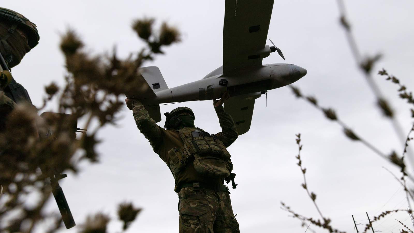 Украинские военные 22-й механизированной бригады готовят беспилотный летательный аппарат «Эвангер» к полету. Фото: Yevhen Titov / EPA