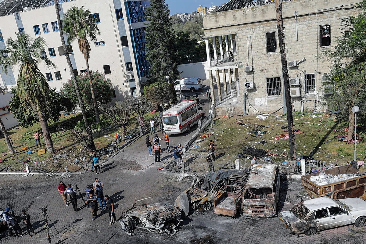 Вид на разрушения около больницы «Аль-Ахли» в Газе, 18 октября 2023 г. Фото: Mohammed Saber / EPA-EFE