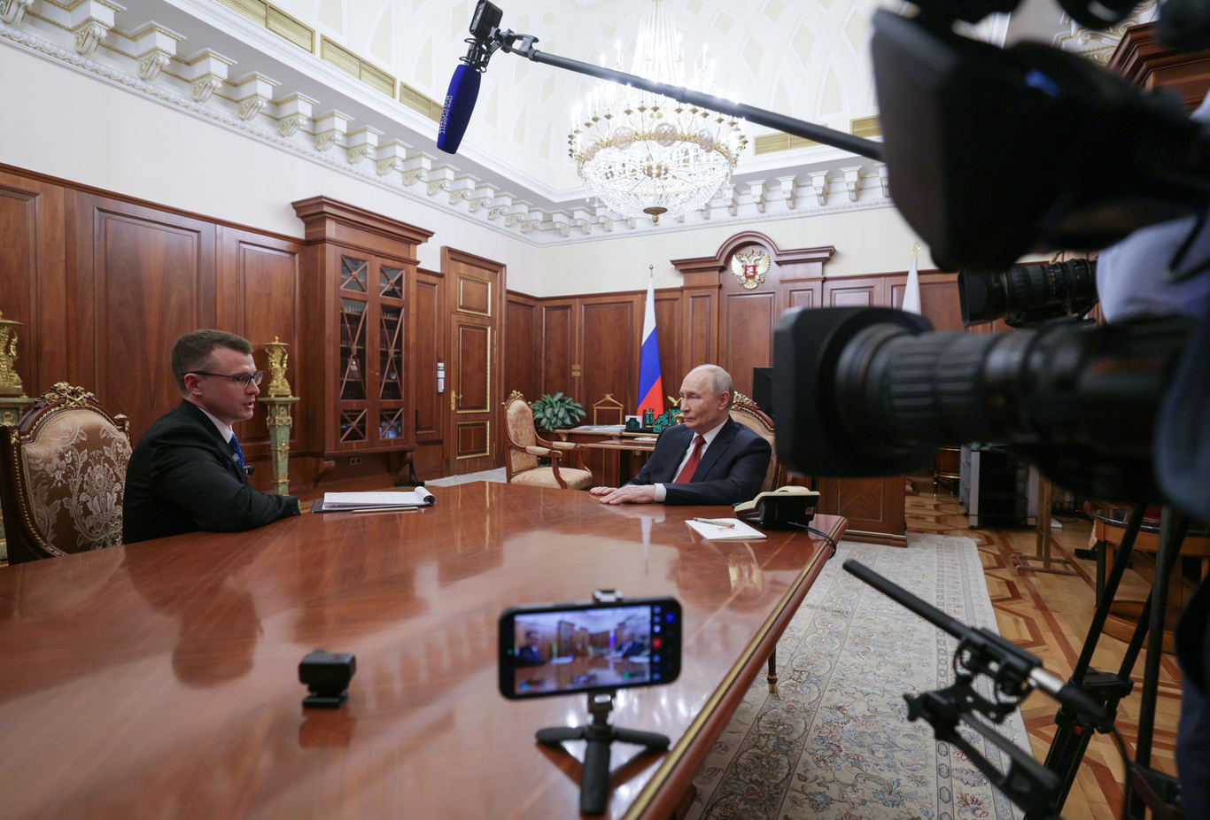 Павел Зарубин и Владимир Путин во время интервью, Москва, 28 июня 2026 года. Фото: Гавриил Григоров / EPA